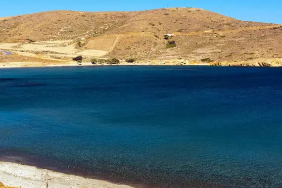 Panorama en Astypalea: playa a lo largo de una cala con mar azul