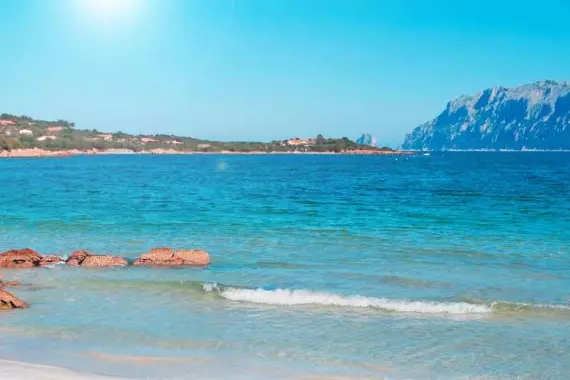 Vista de Tavolara da Porto Istana, cerca de Olbia en Cerdeña